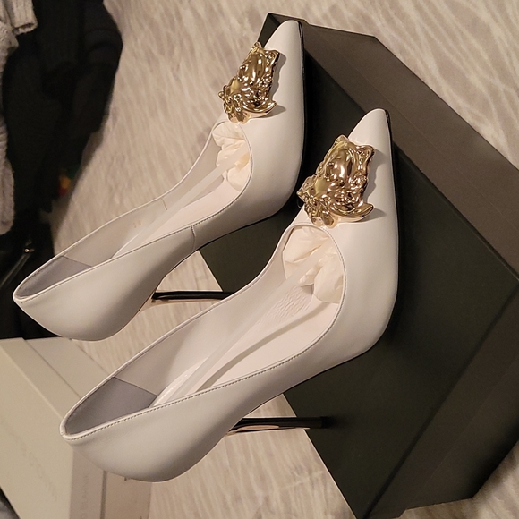 Versace Decollete T.110 Vitellino in White with Gold Medusa Head. Brand New. - Picture 2 of 10